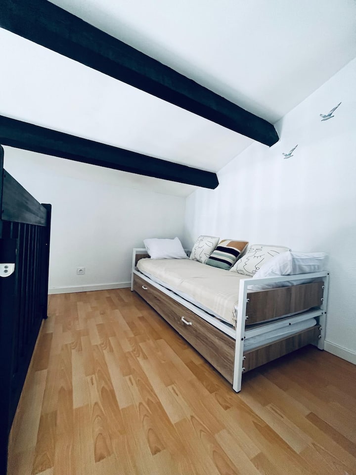 En el piso de arriba, esta zona de descanso está situada en el entrepiso con una cama nido (2x90 cm)