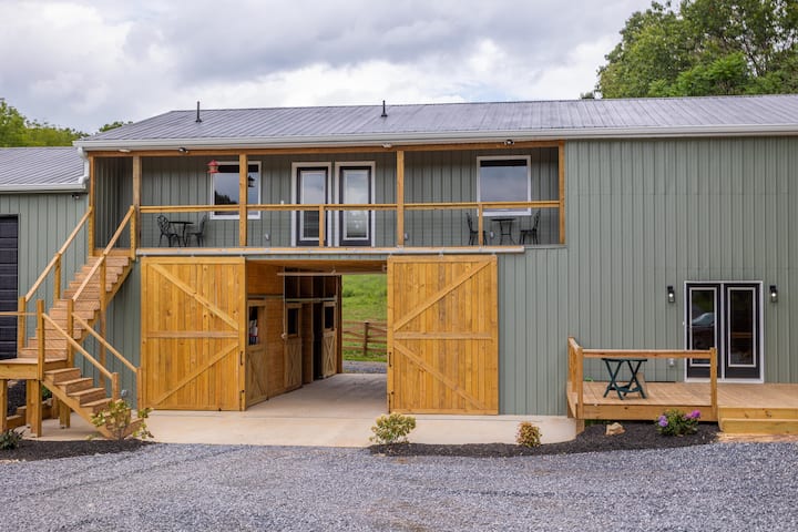 Saddle Ridge Barn Retreat-above Horse Barn Studio - Virginia