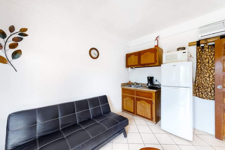 1BR with a balcony, pool, roof deck & gated entran in Caye Caulker