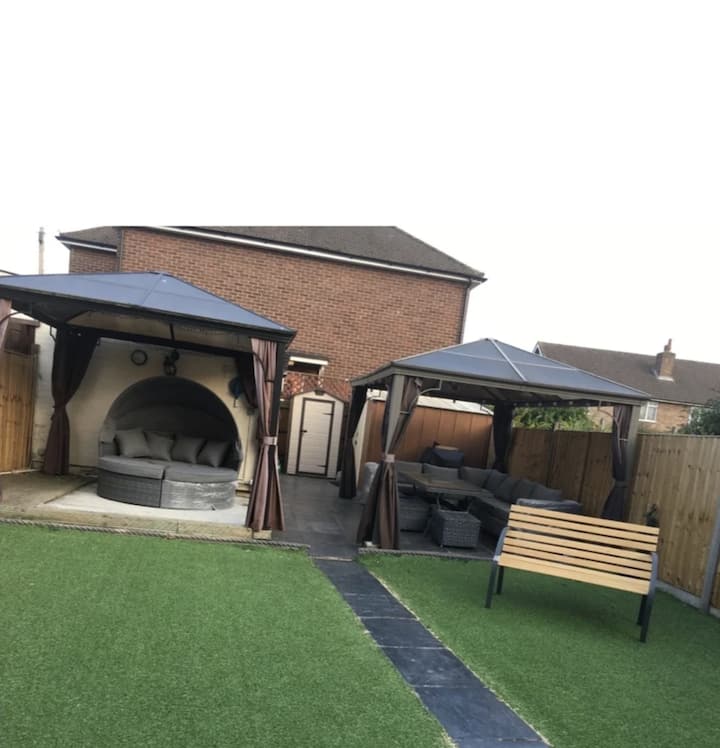 Spacious 4br Family Home | Parking | Near London - Epsom