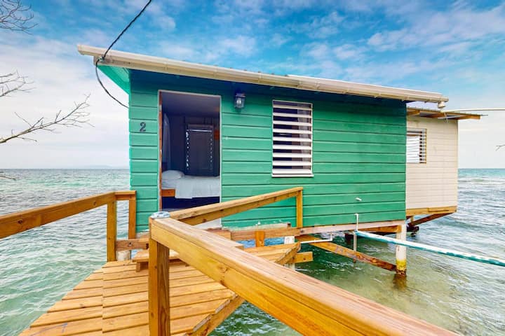 Oceanfront cabin with sea-view deck & kitchenette in Hopkins