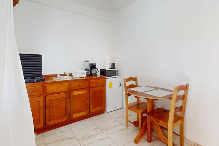 1BR apartment with kitchenette & WiFi in Caye Caulker