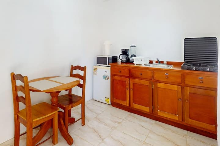 Cozy 1BR apartment w/ double bed and kitchenette in Caye Caulker