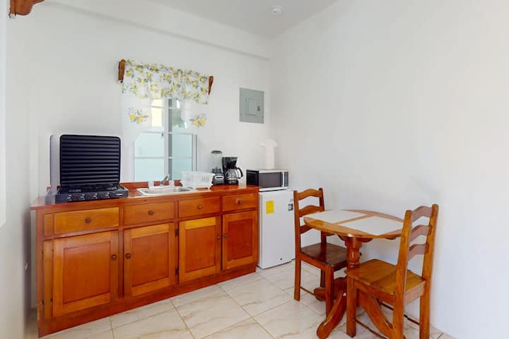 1BR apartment with double bed and kitchenette in Caye Caulker