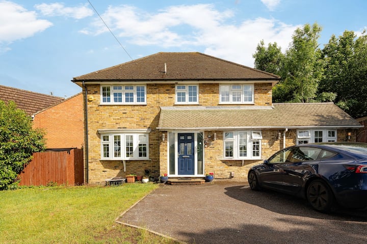 Spacious 4br Home With Garden & Parking - Ruislip