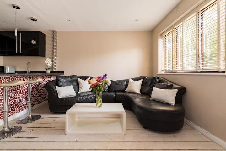 The Secluded Corner, Wimbledon Chase With Parking - London