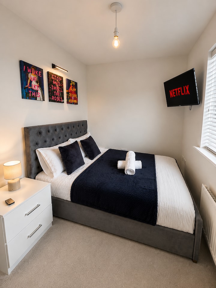 Recámara fresca y cómoda con una cama grande, cortinas coloridas y un ambiente tranquilo para los huéspedes.
