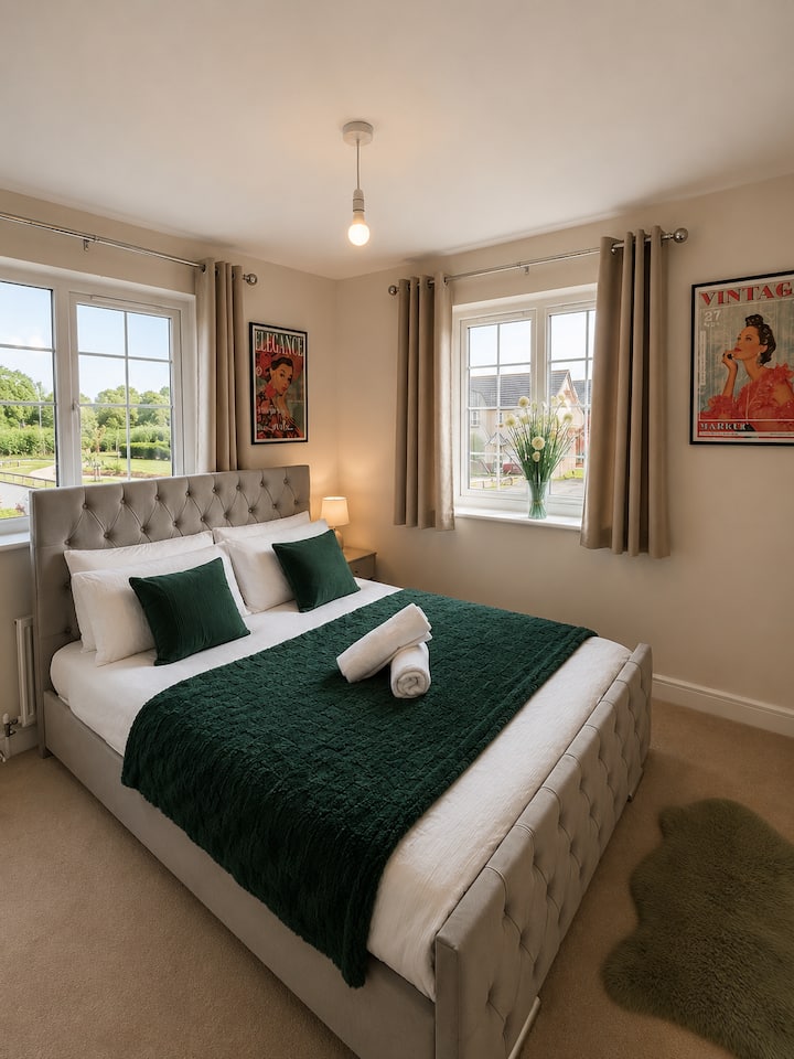 Recámara contemporánea con alfombra suave, cortinas decorativas y una cama acogedora perfecta para relajarse.
