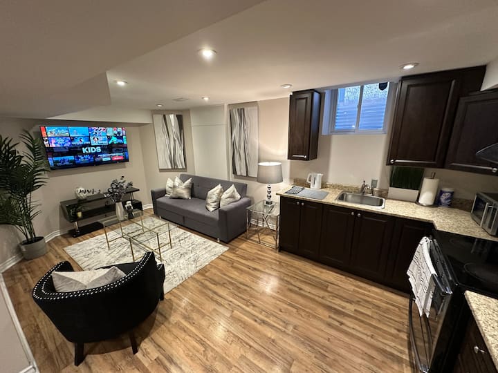 Oak Haven - Comfortable, Cozy, Parking, Parks - Oakville