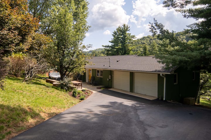 Boone Getaway | Sleeps 8 + Hot Tub + Fire Pit - Boone, NC