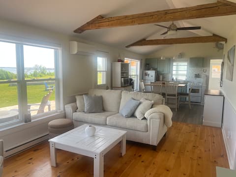 Top Airbnb: Ocean Front Cottage steps from 8km of beach ! in Kings
