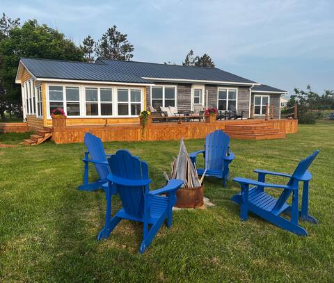 Ocean Front Cottage steps from 8km of beach !