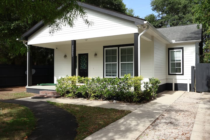 Charming 3-bed Home With Modern Comforts - North Charleston, SC
