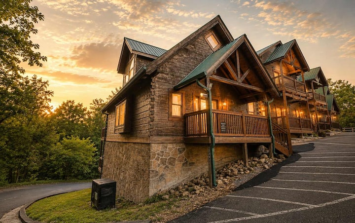 Chalet Escape | Pet Friendly  Pool  Hot Tub! - Gatlinburg, TN
