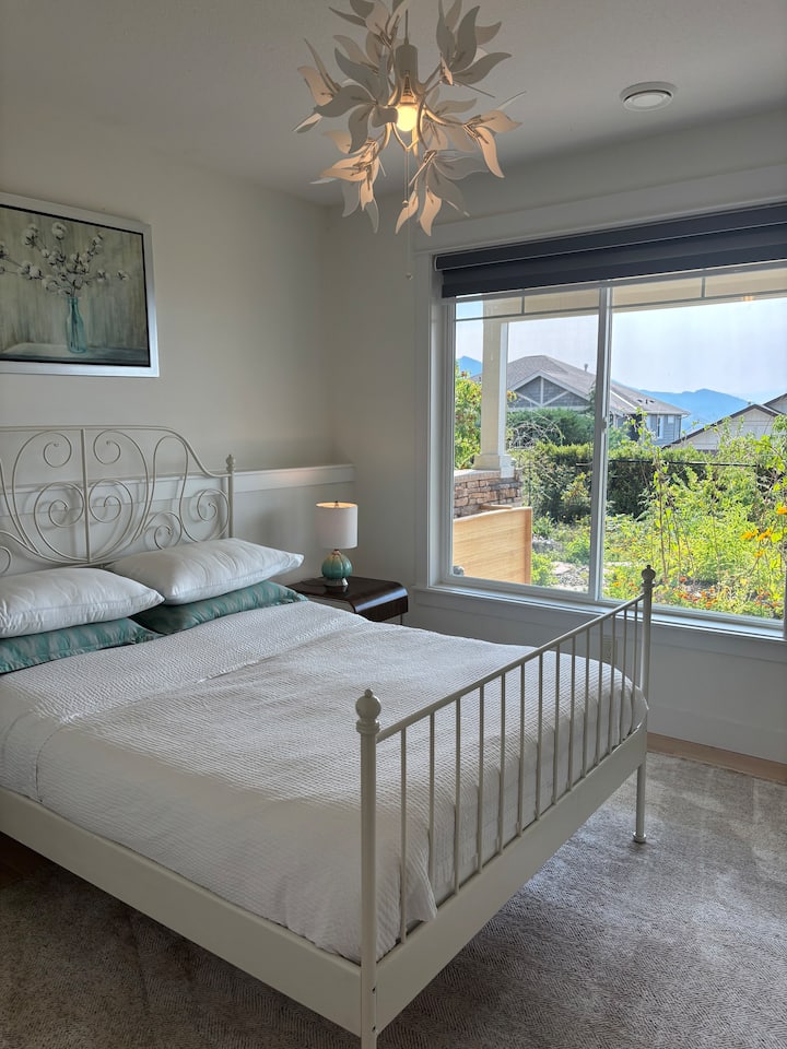 Garden Lake View Suite - 基洛納