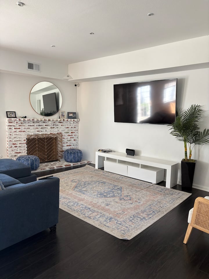 Cozy Cul-de-sac Home - Long Beach, CA