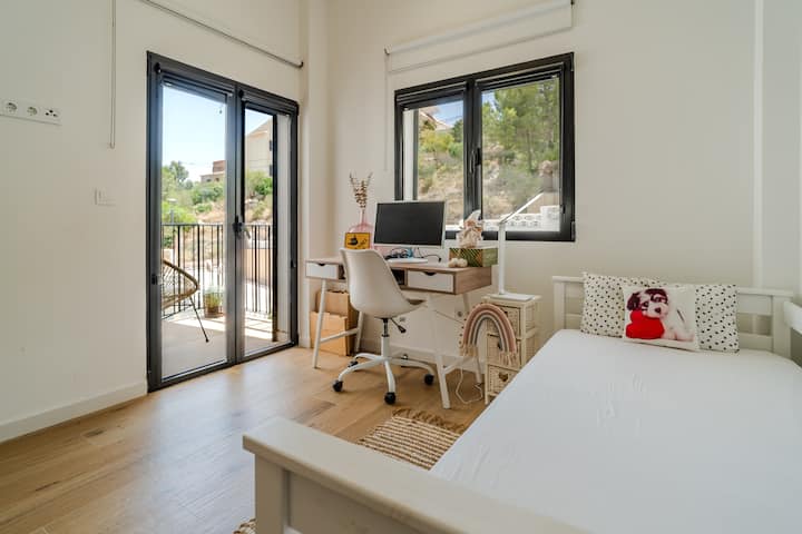 Dormitorio confortable y luminoso para descansar durante tus vacaciones en la Costa Blanca