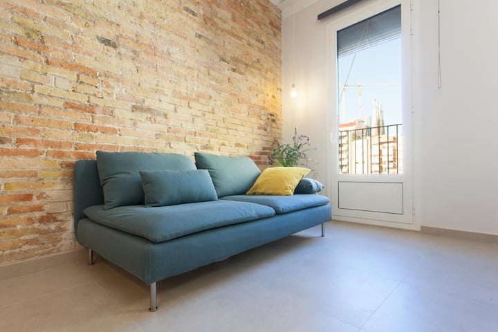Sagrada Familia View — Diagonal Brick Loft (2-1) - Barcellona