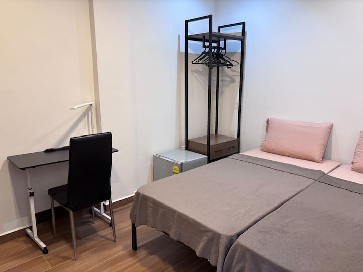 Ensuite Room For Two, 6 Min Walk To Mrt Exit - Tampines