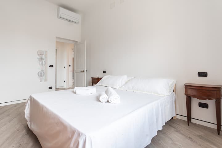 Letto matrimoniale con aria condizionata e scrittoio