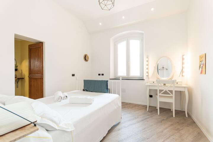 Camera da letto 3 con letto matrimoniale e toeletta con specchio