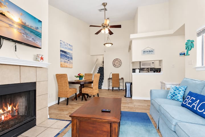 Beach Condo | Pool + Gym | Patio | Sleeps 4 - Galveston, TX