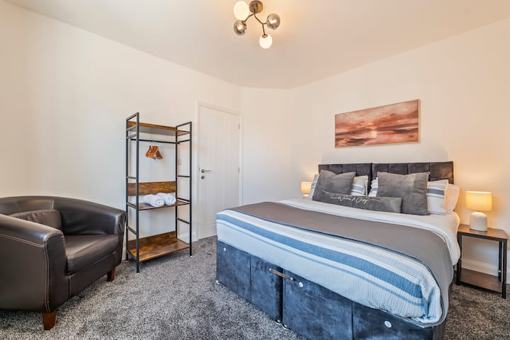 La suite Master Retreat est un havre de paix doté d'un confortable lit king-size, parfait pour des nuits reposantes et des matins tranquilles.