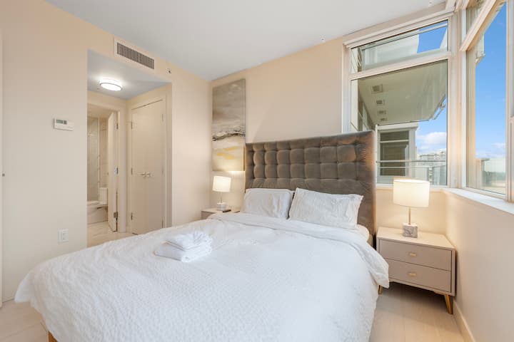 Skyline Views | Modern 2b2b High-rise Apt - 列治文
