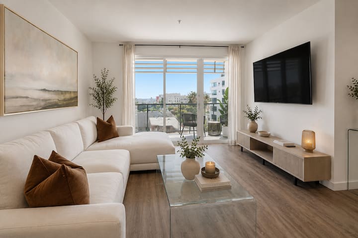 Modern Coastal Dream: 2br W/ Pool & Ocean View - Santa Monica, CA
