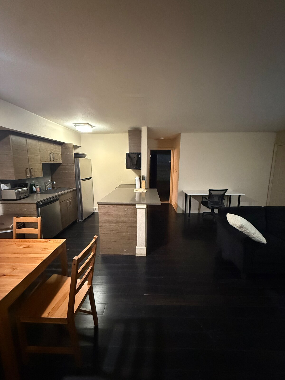 Spacious 2/2 close to DT walkable to Oracle & pool