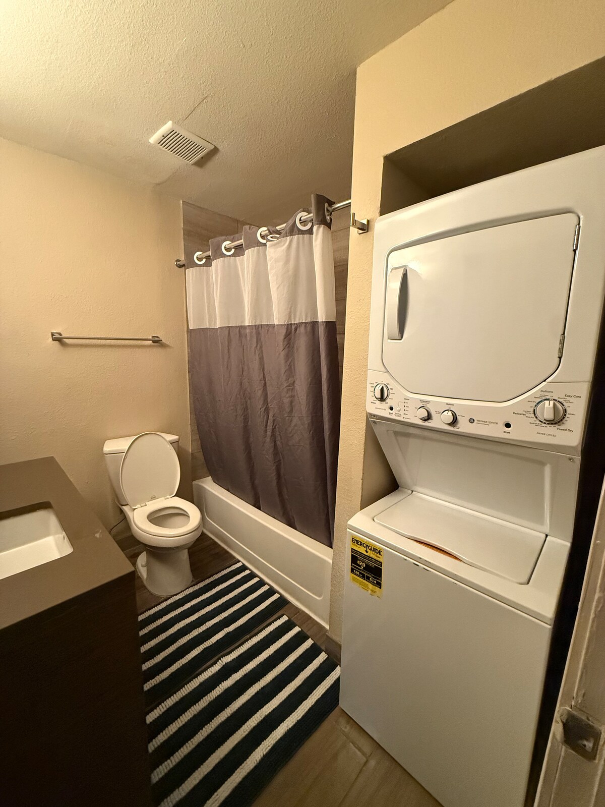 Spacious 2/2 close to DT walkable to Oracle & pool