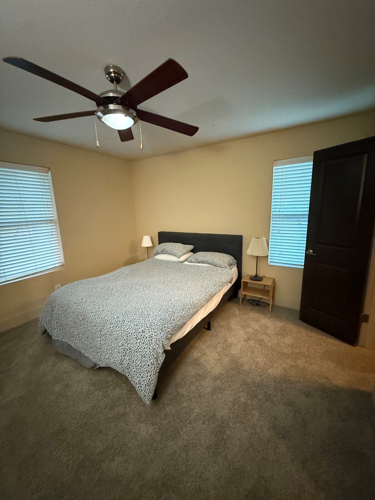 Spacious 2/2 close to DT walkable to Oracle & pool