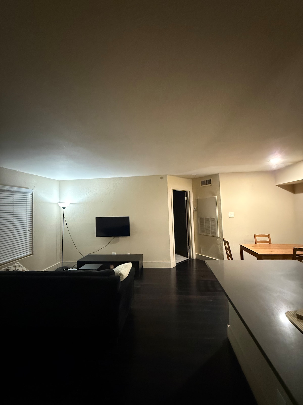 Spacious 2/2 close to DT walkable to Oracle & pool