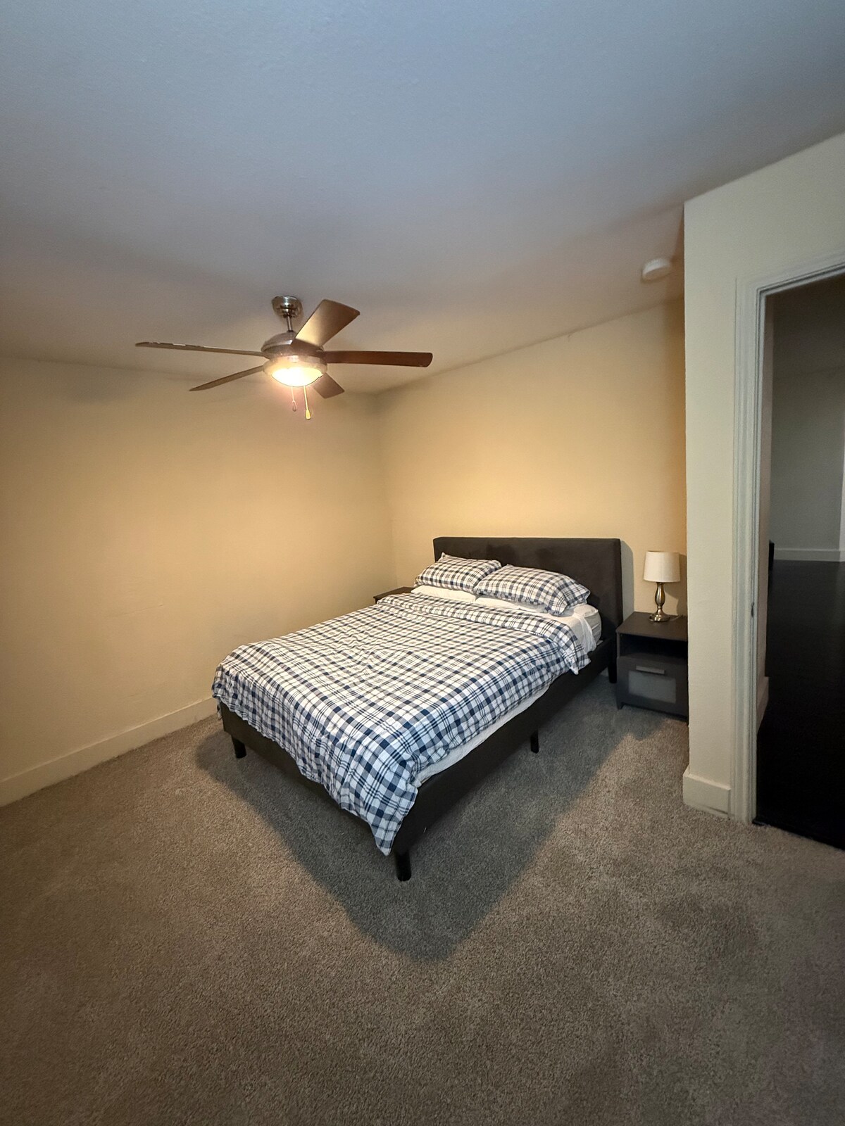 Spacious 2/2 close to DT walkable to Oracle & pool