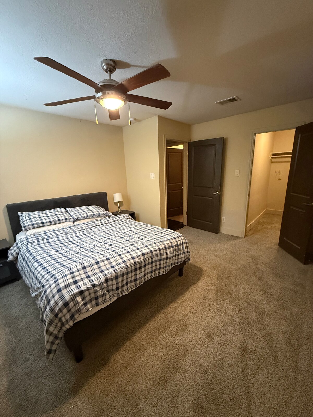 Spacious 2/2 close to DT walkable to Oracle & pool