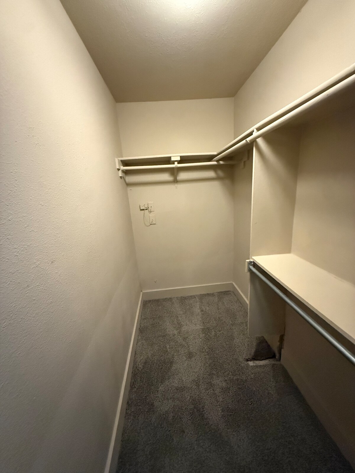 Spacious 2/2 close to DT walkable to Oracle & pool