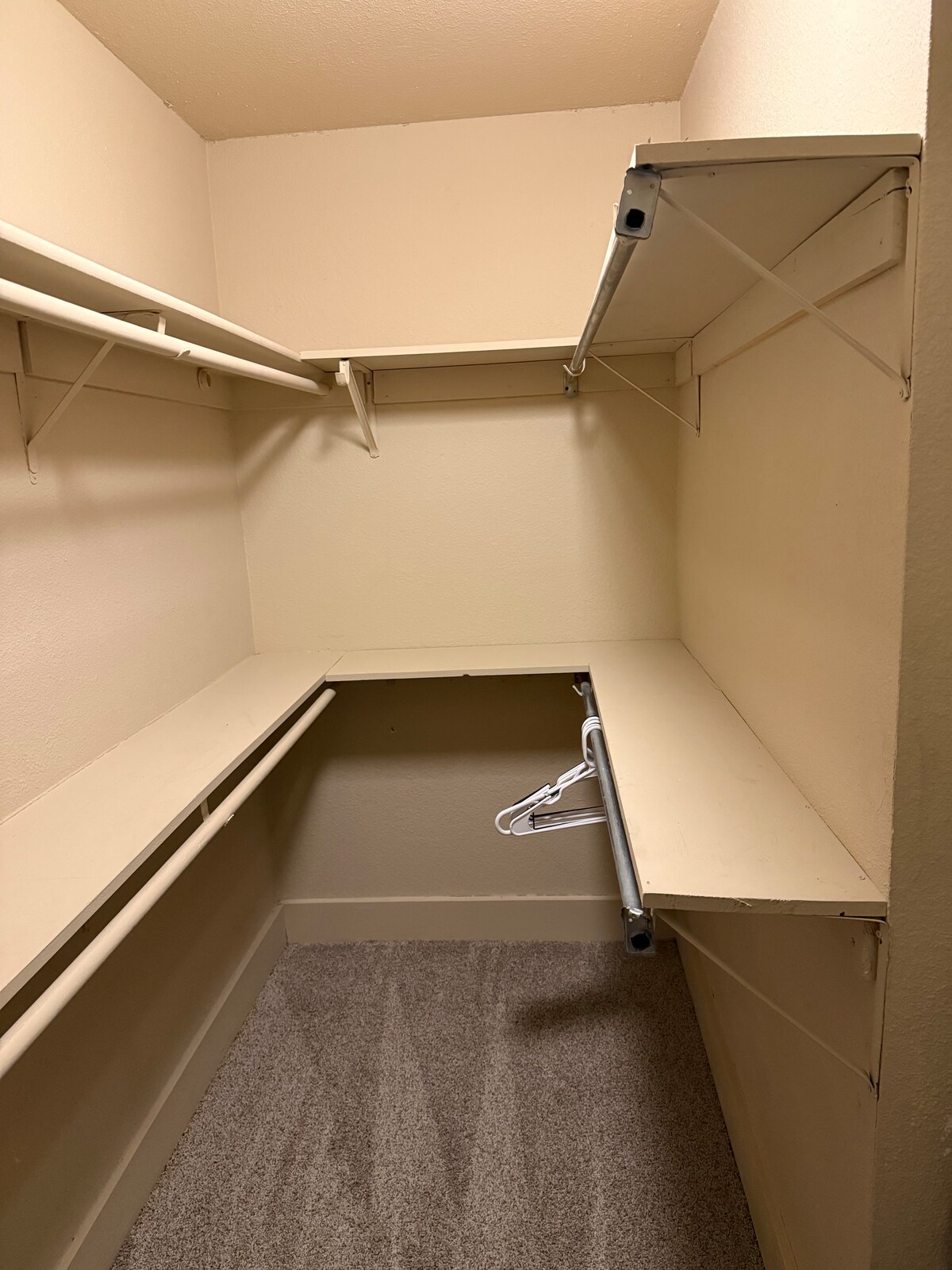 Spacious 2/2 close to DT walkable to Oracle & pool