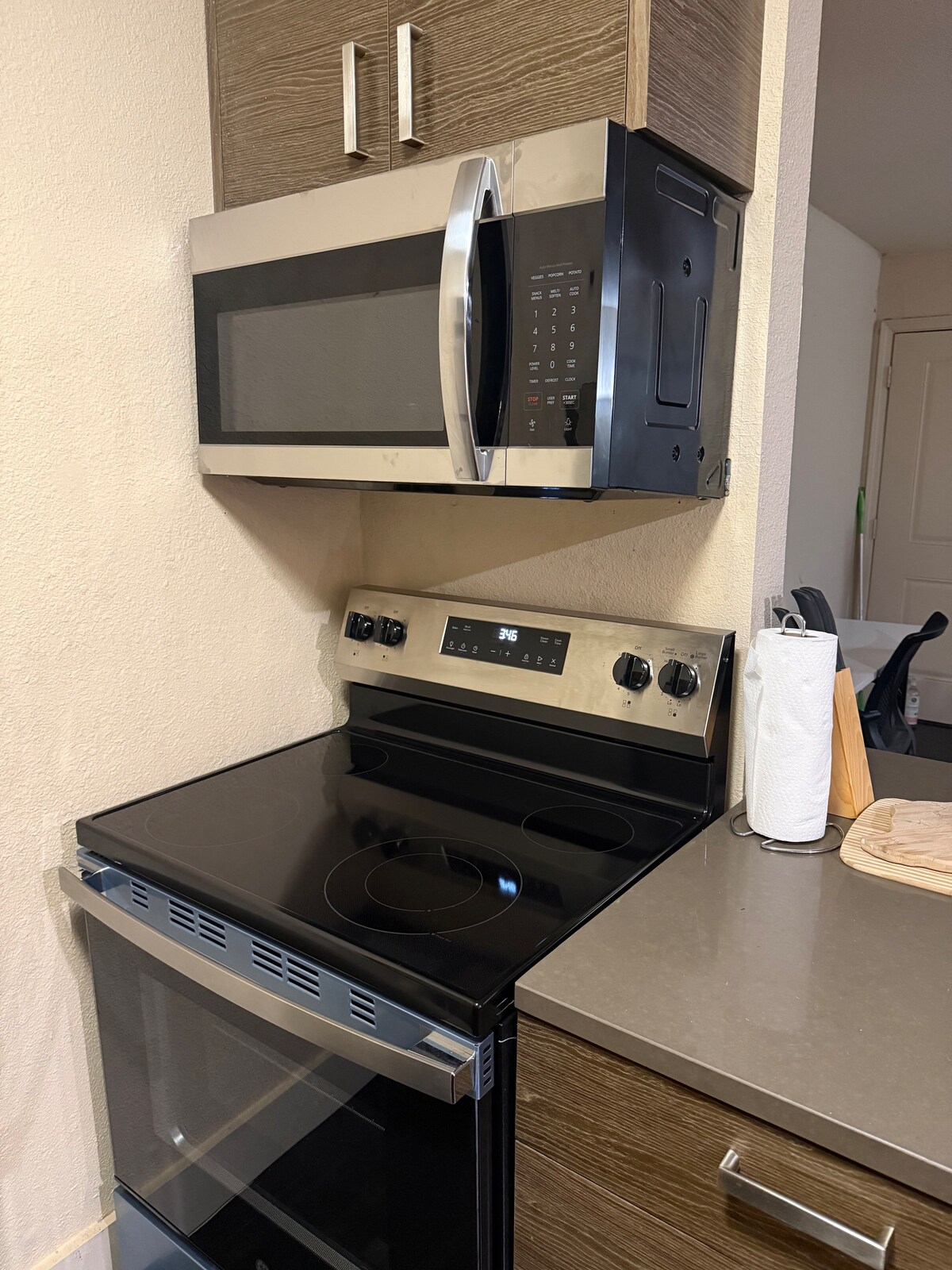 Spacious 2/2 close to DT walkable to Oracle & pool