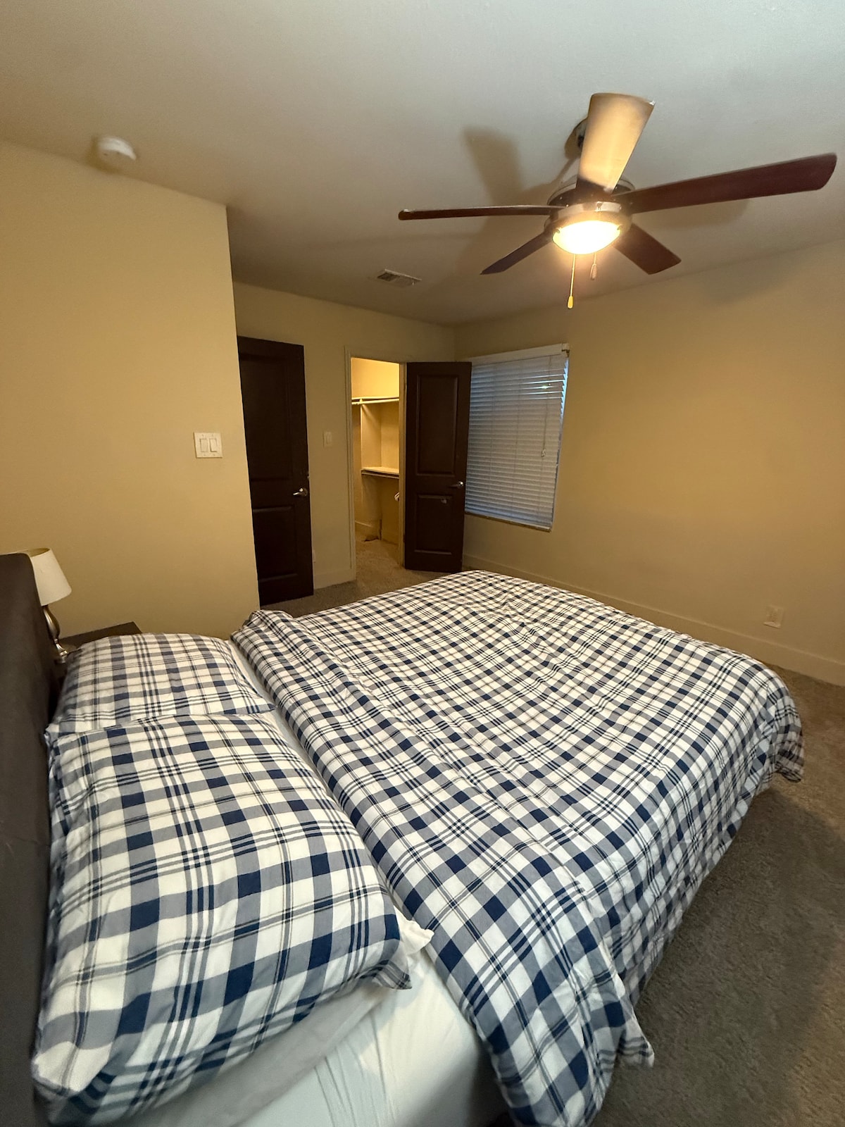 Spacious 2/2 close to DT walkable to Oracle & pool