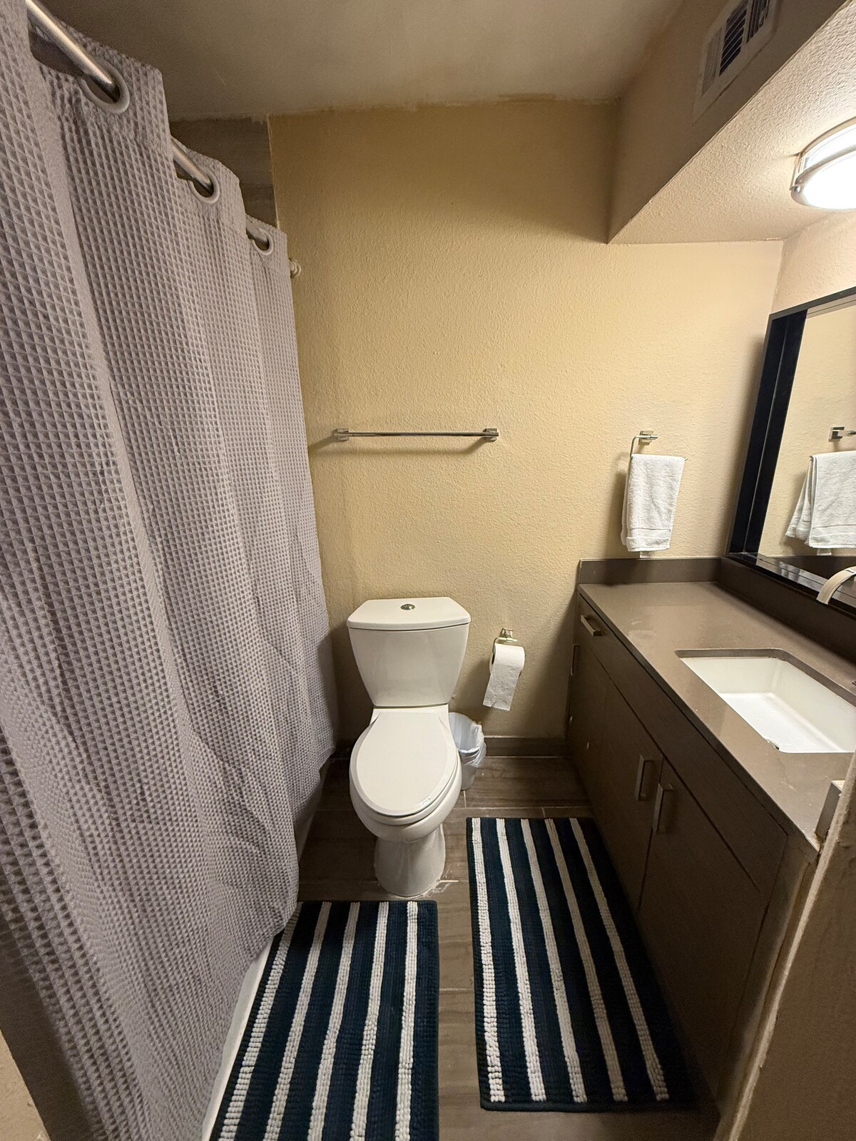 Spacious 2/2 close to DT walkable to Oracle & pool