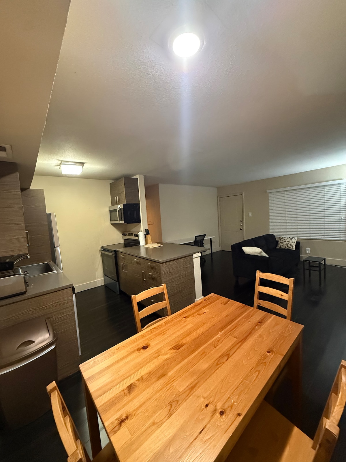 Spacious 2/2 close to DT walkable to Oracle & pool