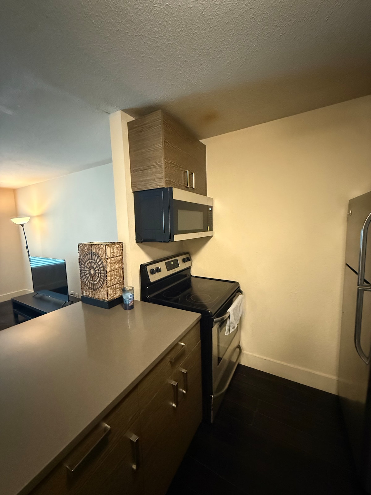 Near DT 1/1 walkable food & bars, easy parking