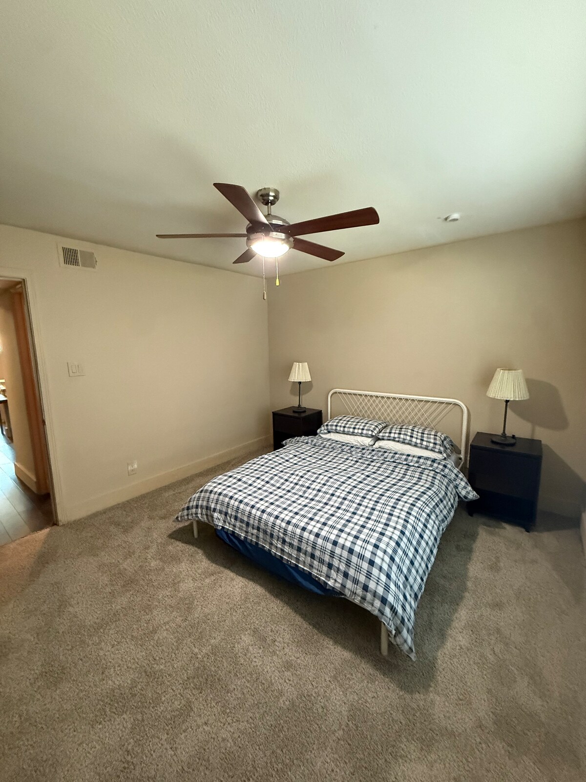Near DT 1/1 walkable food & bars, easy parking