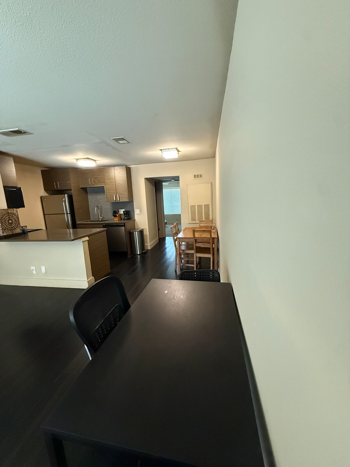 Near DT 1/1 walkable food & bars, easy parking
