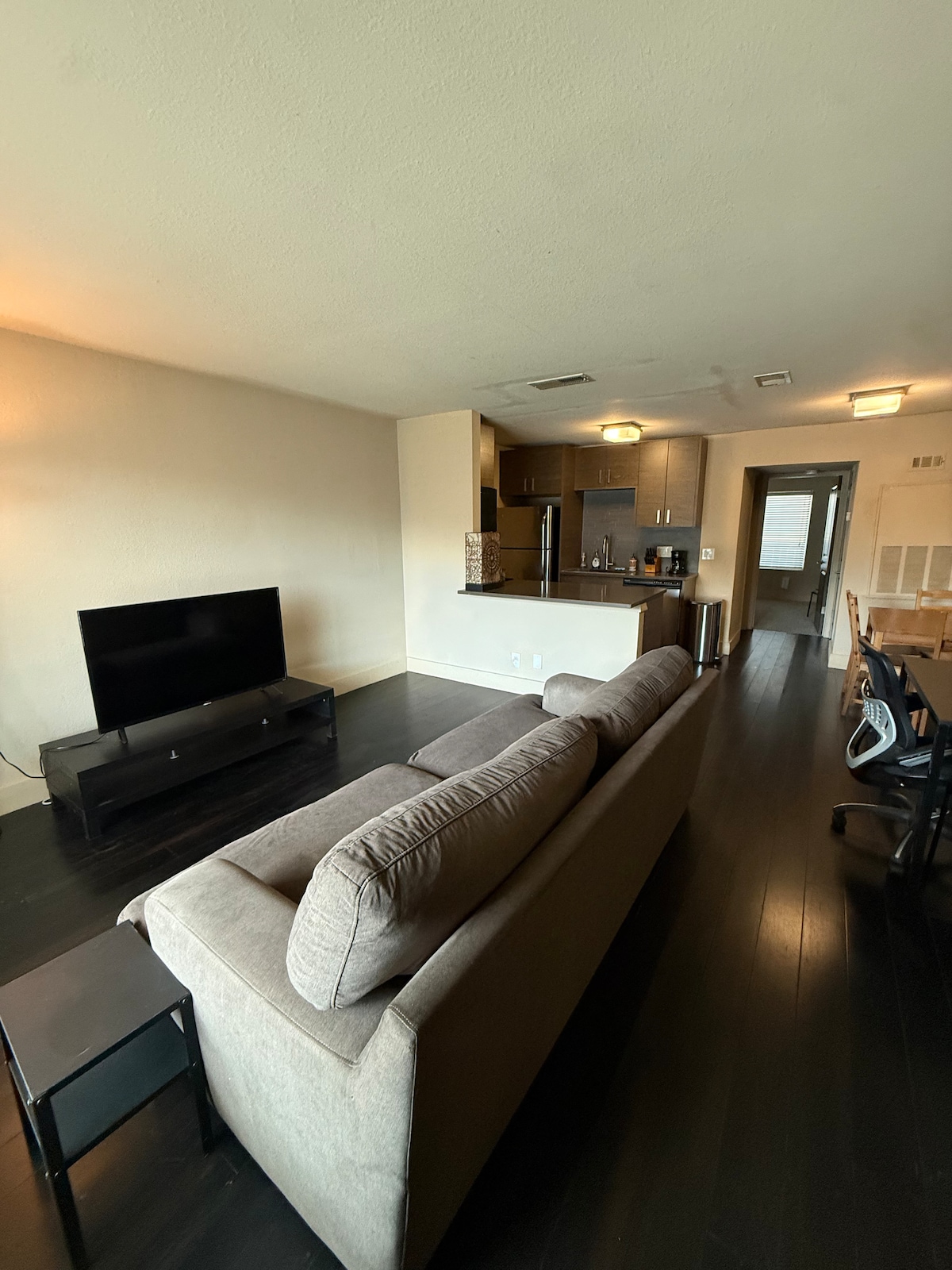 Near DT 1/1 walkable food & bars, easy parking
