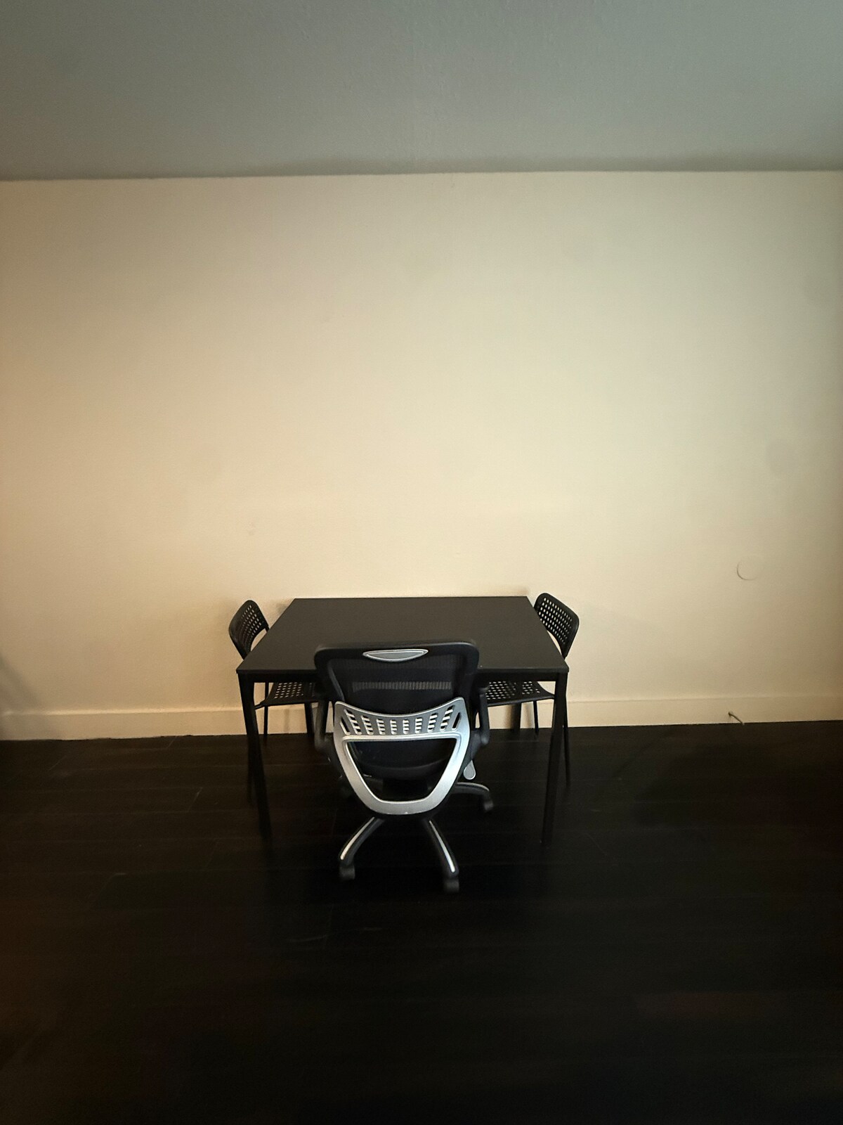 Near DT 1/1 walkable food & bars, easy parking