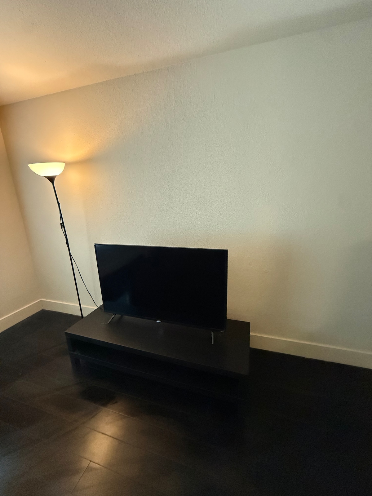 Near DT 1/1 walkable food & bars, easy parking