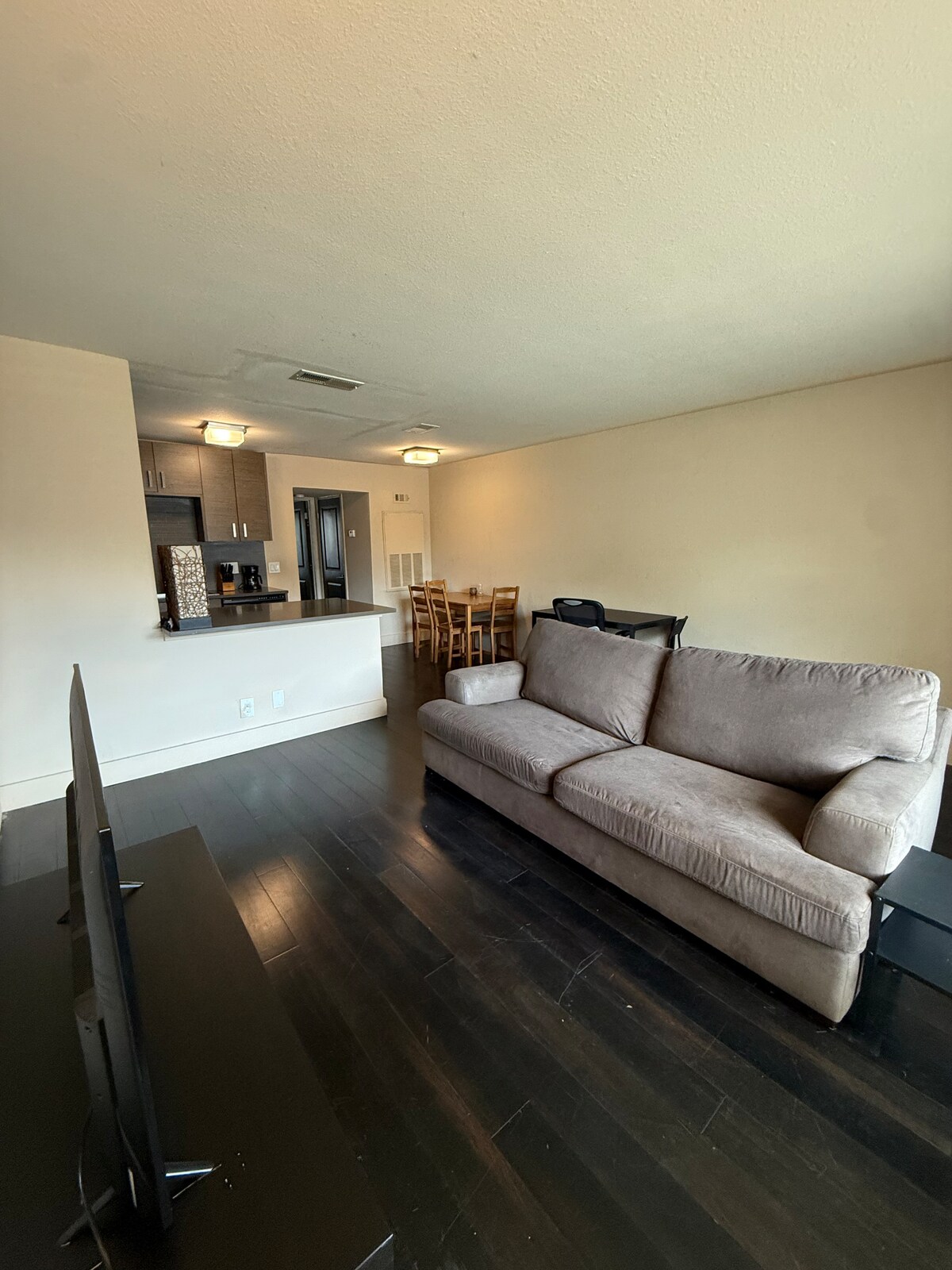 Near DT 1/1 walkable food & bars, easy parking