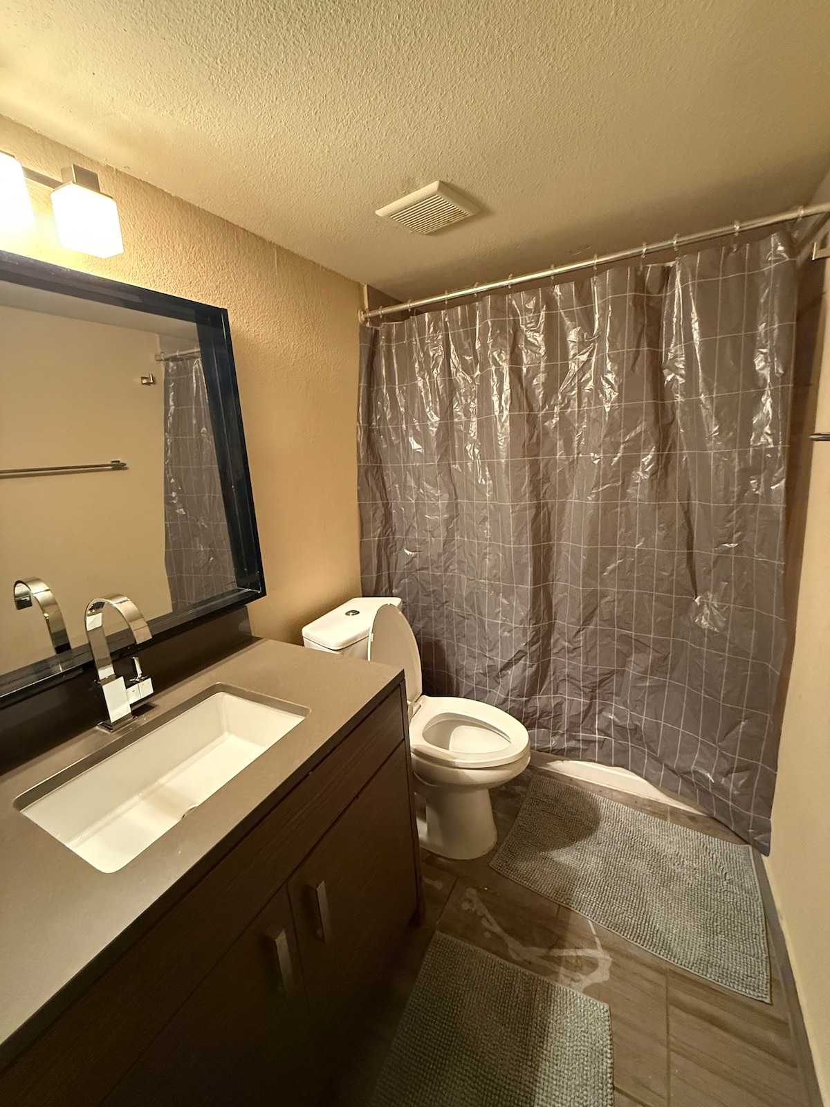 Near DT 1/1 walkable food & bars, easy parking
