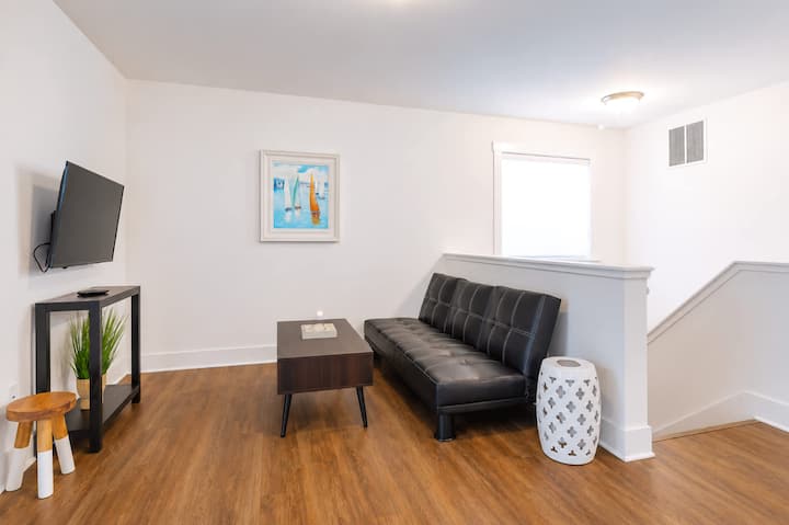 Loft Nook me Smart TV + Futon për mysafirë shtesë